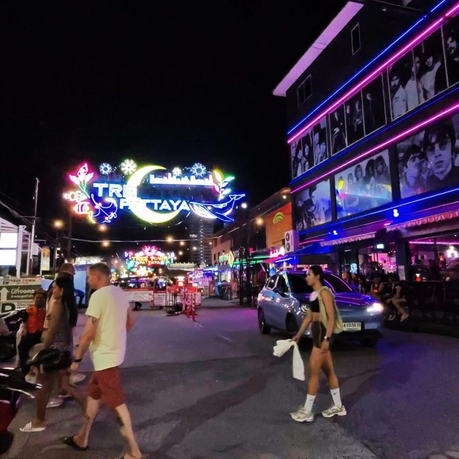 Tree Town Pattaya - Nachtleben in Soi Buakhao Nächtliche Straßenszene im Tree Town (Soi Buakhao) in Pattaya mit buntem Neonschild, beleuchteten Bars, Touristen und Einheimischen