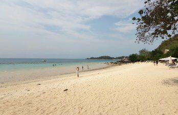 Weißer Sandstrand mit türkisblauem Wasser und tropischer Vegetation an der Küste von Koh Larn