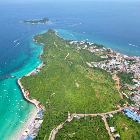 Insel und Küste in Thailand Luftaufnahme einer Insel mit Stränden und türkisblauem Meer in Thailand