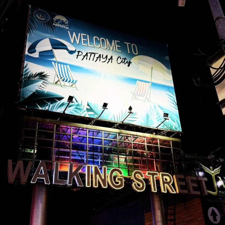Welcome to Pattaya City – Eingang zur Walking Street Welcome-Schild am Eingang der Walking Street in Pattaya bei Nacht, mit bunter Beleuchtung und ikonischem Schriftzug.