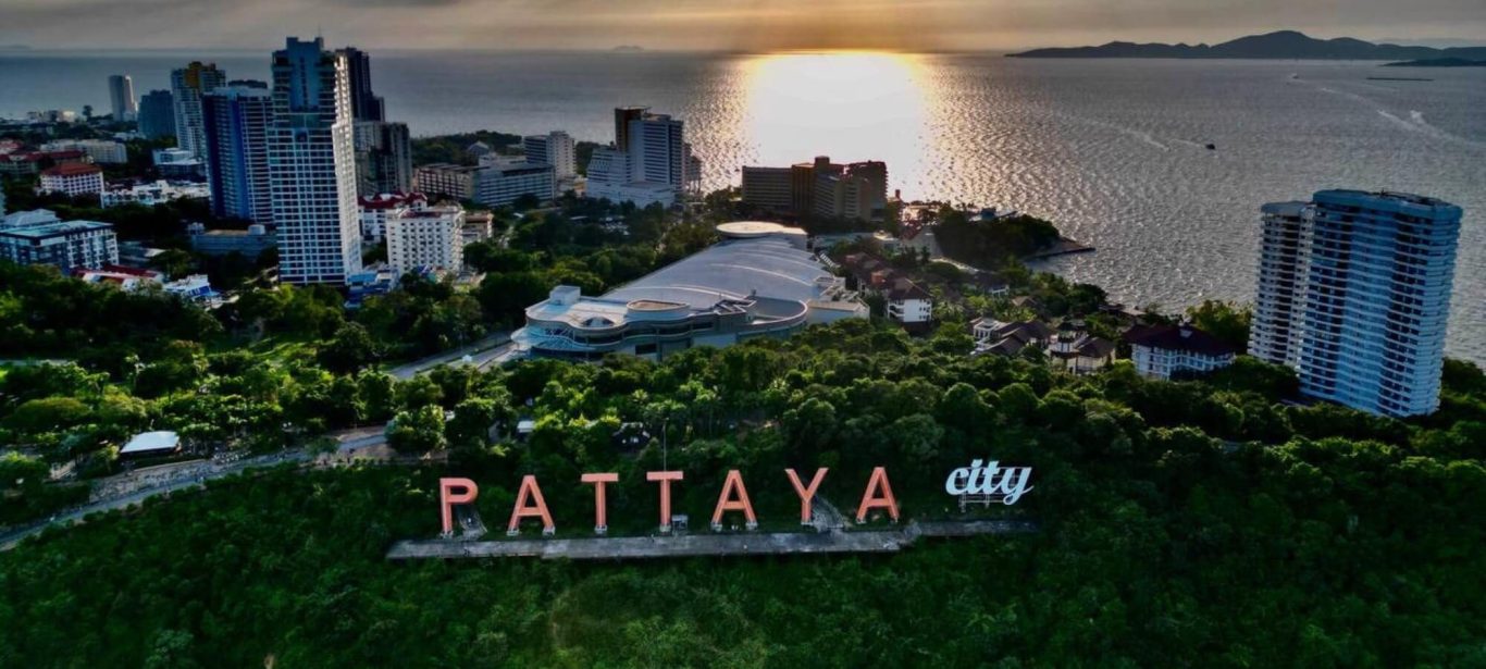 Luftaufnahme von Pattaya mit Meer, Küste, Gebäuden und dem Schriftzug Pattaya City