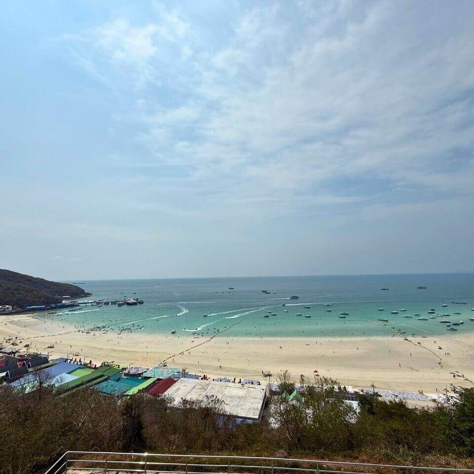 Tawaen Beach auf Koh Larn Tawaen Beach auf Koh Larn mit Blick über Strand, Meer und Boote