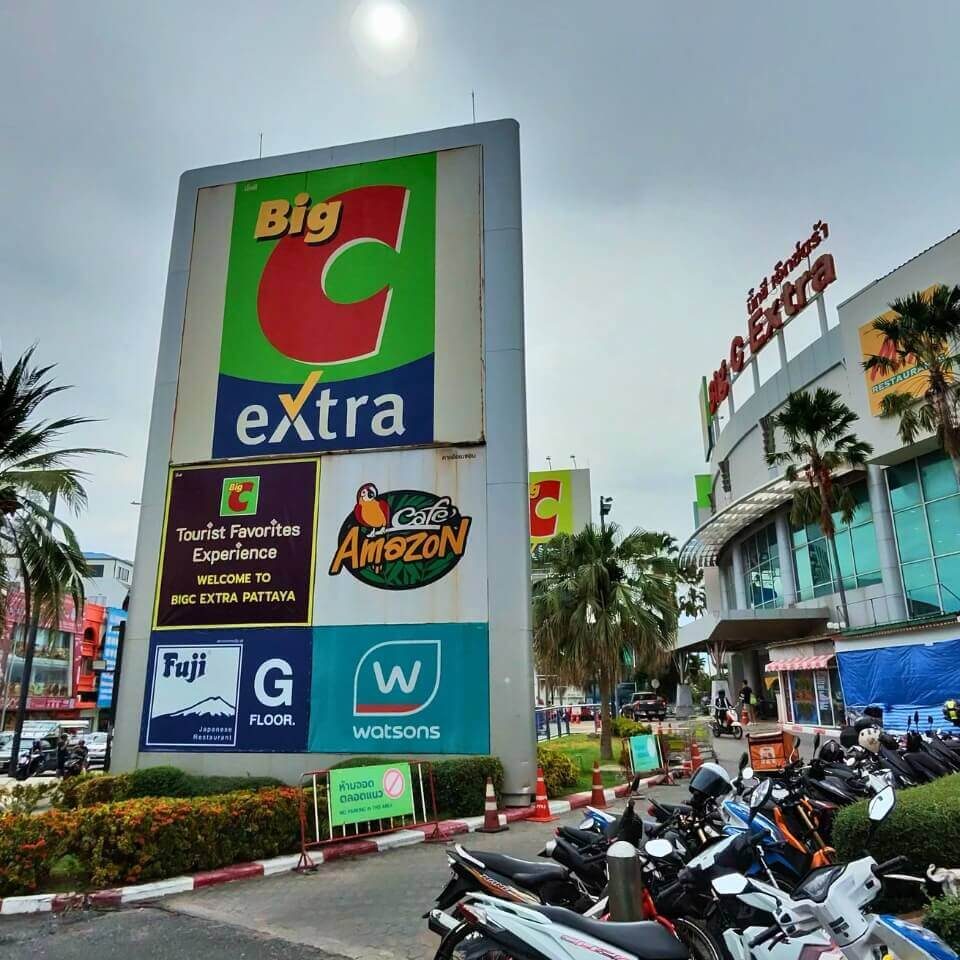 Big C Extra Pattaya Big C Extra in Pattaya mit Einkaufszentrum, Geschäften und abgestellten Motorrädern