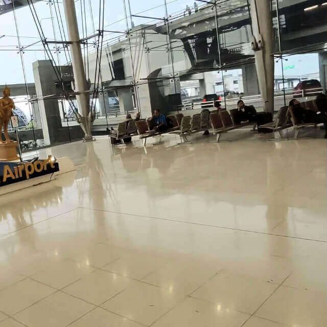 Suvarnabhumi Airport Bangkok Terminal Innenbereich des Suvarnabhumi Airport in Bangkok mit Sitzplätzen und Ausgangsbereich