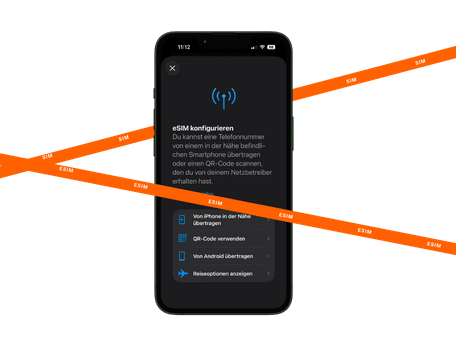 eSIM auf dem Smartphone einrichten Smartphone mit geöffneter eSIM-Einrichtung und Optionen zum Übertragen, per QR-Code oder über den Mobilfunkanbieter