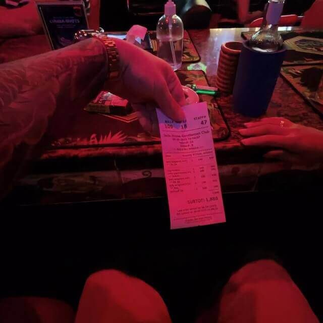 Rechnung auf einem Bartresen im Pattaya Nachtleben bei rotem Licht