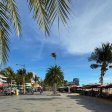Pattaya Beach Road mit Verkehr, Palmen und Gebäuden entlang der Straße