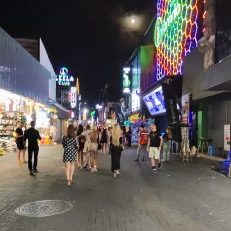 Walking Street Pattaya bei Nacht Walking Street in Pattaya bei Nacht mit Besuchern, Geschäften und beleuchteten Clubs