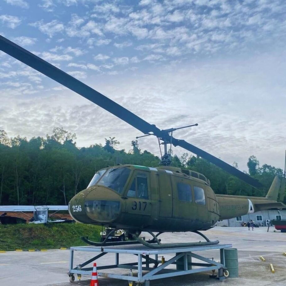 Bell UH-1 'Huey' Vietnamkriegs-Hubschrauber mit der Nummer 917 auf der Tür, aufgestellt auf einem Metallgestell im Coffee War 331 Station