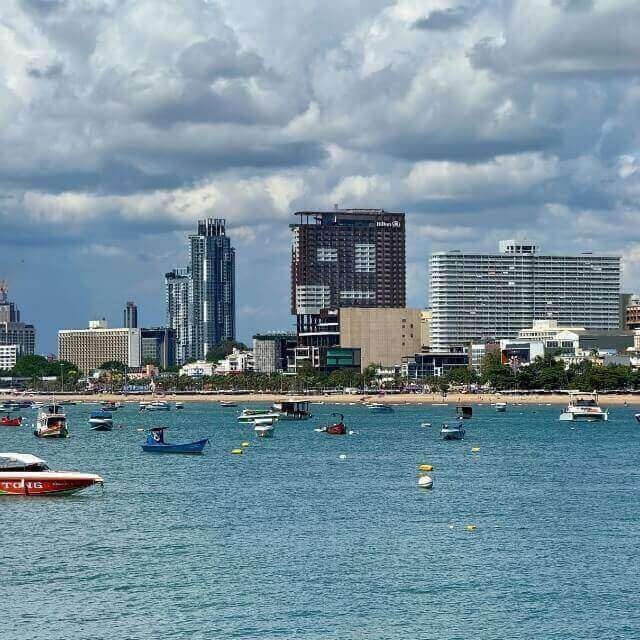 Blick über die Pattaya Bay mit Booten und Skyline an der Beach Road