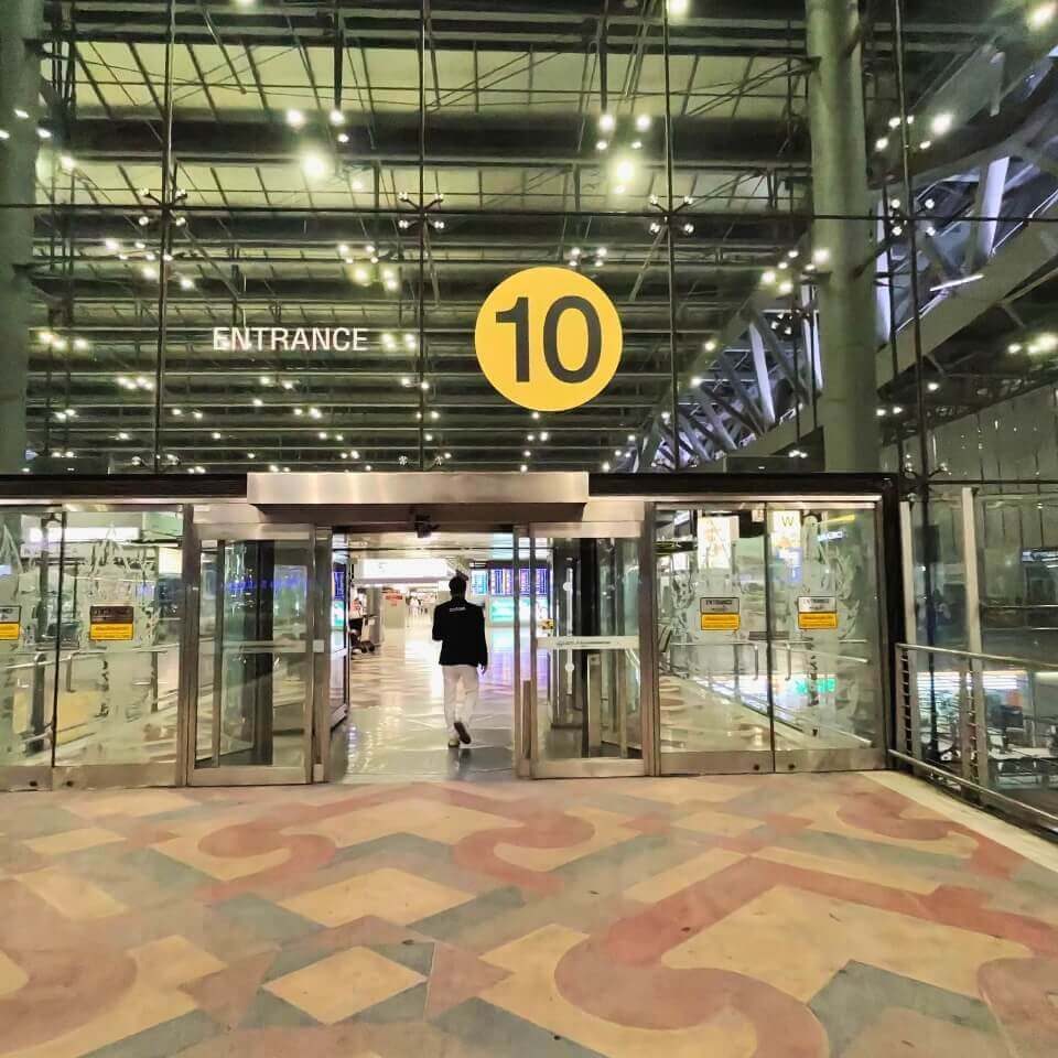 Eingang 10 am Suvarnabhumi Airport Eingang 10 am Suvarnabhumi Airport mit großer gelber Nummer über den Glastüren