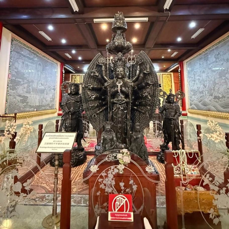 Guanyin-Statue im Viharn Sien Tempel Pattaya Tausendarmige Guanyin-Statue mit Wächterfiguren im kunstvoll gestalteten Innenraum des Viharn Sien Tempels in Pattaya
