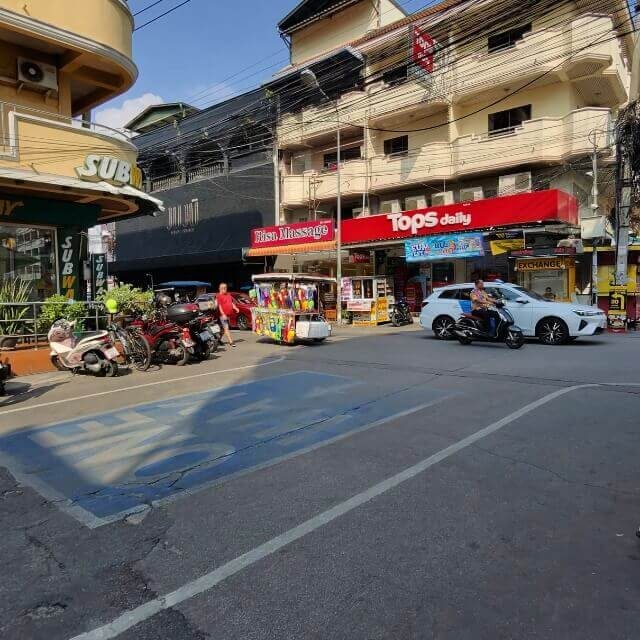 Soi Buakhao mit Shops und Massage Straßenszene in der Soi Buakhao mit Shops, Massage und Motorrädern
