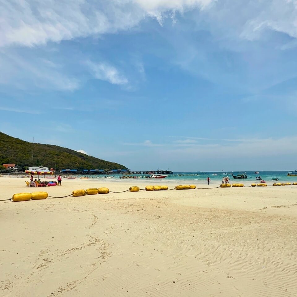 Tawaen Beach auf Koh Larn Tawaen Beach auf Koh Larn mit Sandstrand, Meer und Badebereich