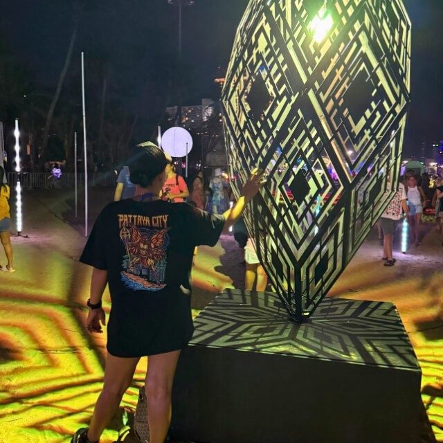 Abendliche Veranstaltung in Pattaya Frau bei einer beleuchteten Kunstinstallation am Abend in Pattaya