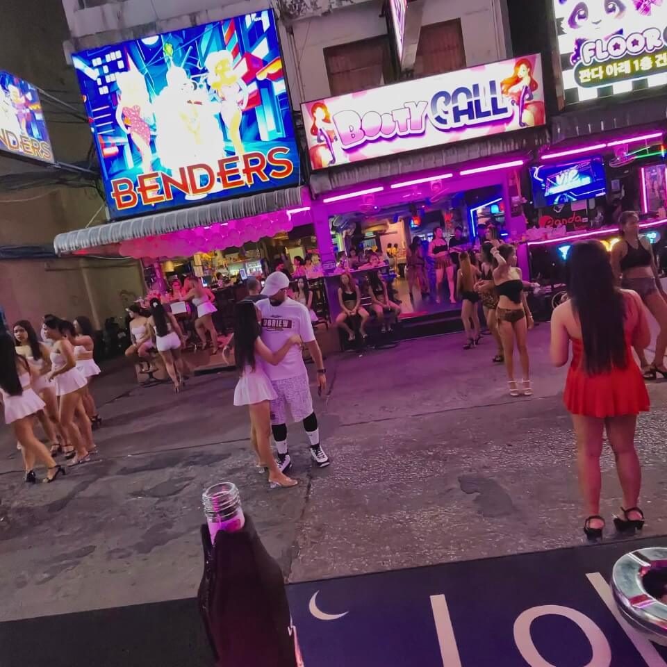 Benders und Booty Call in der Soi 6 Benders und Booty Call Bars in der Soi 6 Pattaya bei Nacht mit Gästen und Mitarbeiterinnen vor den Bars