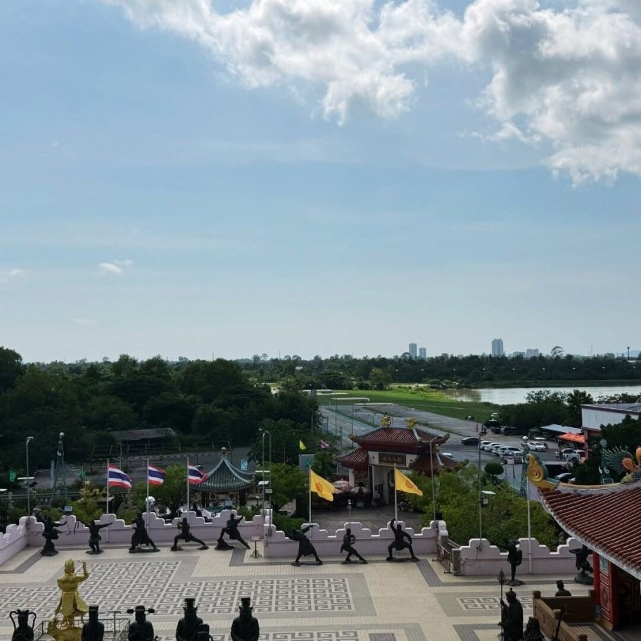 Aussicht vom Viharn Sien Tempel in Pattaya Blick vom Viharn Sien Tempel auf Kampffiguren, thailändische Flaggen, grünes Umland, See und Pattayas Skyline im Hintergrund