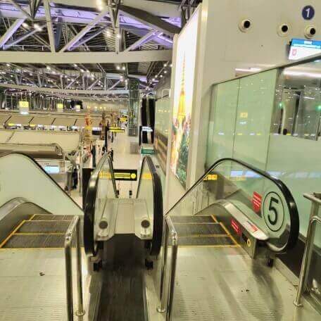 Rolltreppe im Flughafen Suvarnabhumi Bangkok mit Blick auf die Terminalhalle