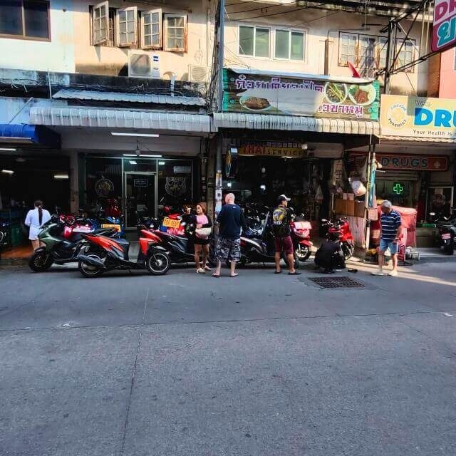 Alltag in der Soi Buakhao Straßenszene in der Soi Buakhao mit kleinen Geschäften, Motorrädern und Besuchern