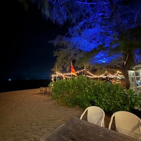 Privater Strandbereich des Cave Beach Club in Na Jomtien mit Sitzplätzen direkt am Meer