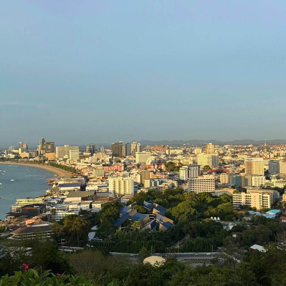 Weite Aussicht über Pattaya mit Stadtzentrum, Küste und Pattaya Bay
