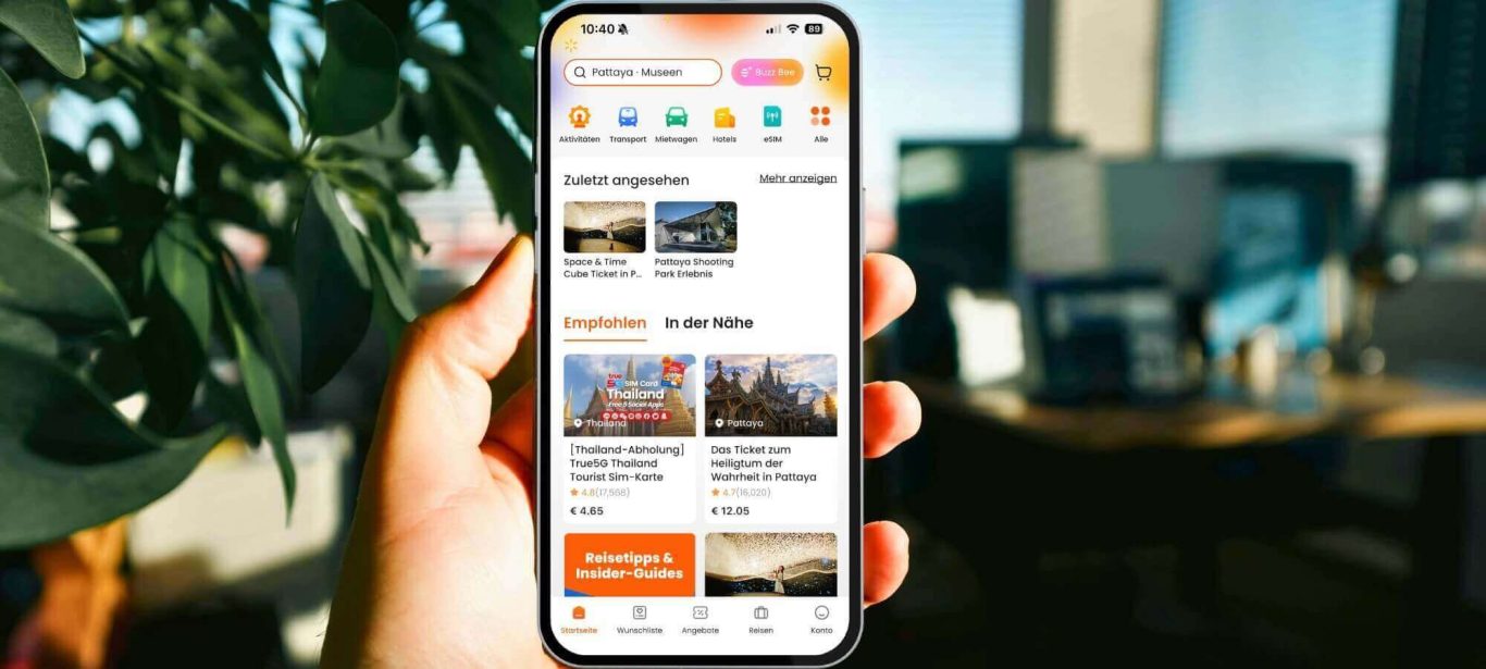 Smartphone mit geöffneter Klook App und Reiseangeboten für Thailand, darunter Aktivitäten, Transport, Hotels und eSIMs