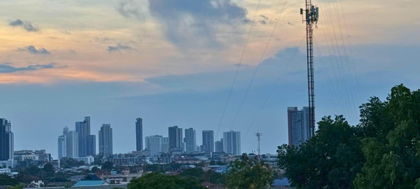 Mobilfunkmast über der Skyline von Pattaya Blick auf die Skyline von Pattaya mit Mobilfunkmast im Vordergrund bei Sonnenuntergang