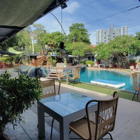 Außenbereich des Momento Resort mit Pool, Terrasse, Sitzbereich und Pflanzen