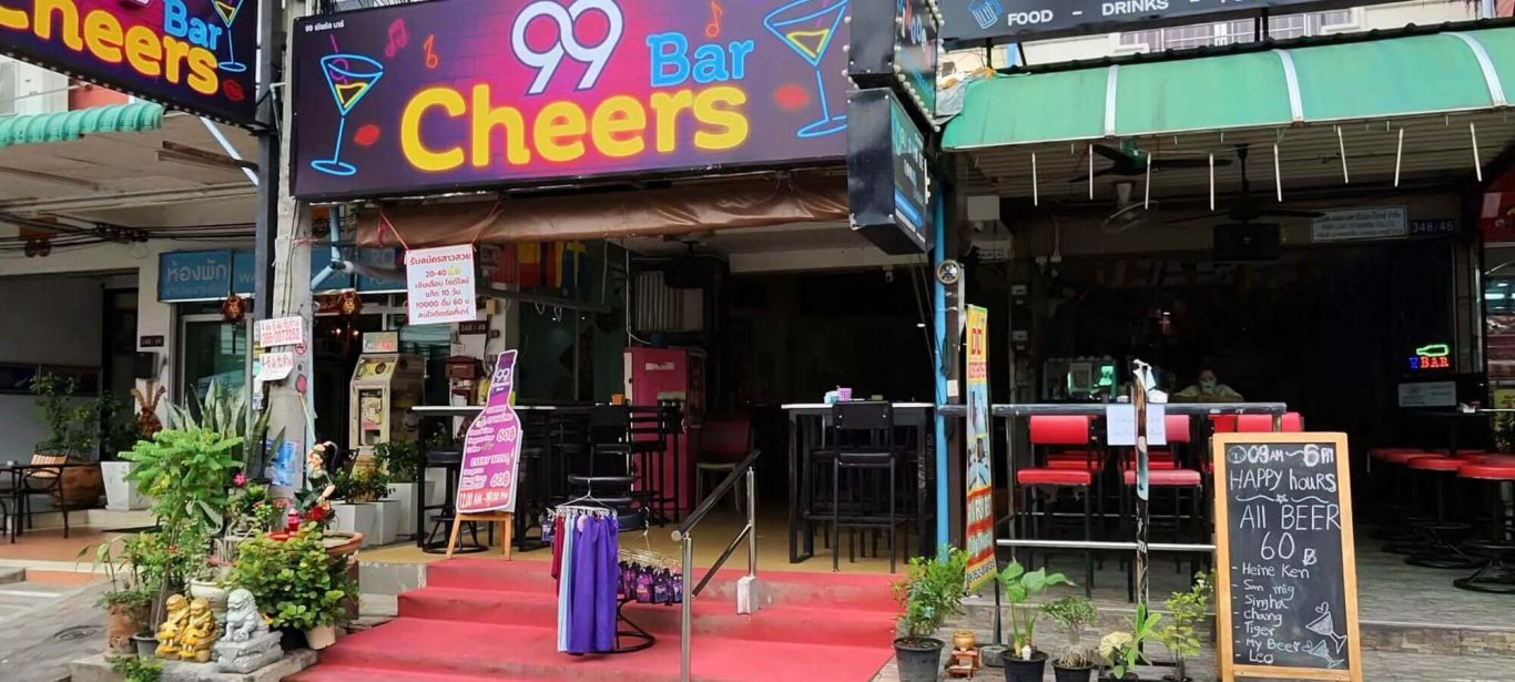 99 Bar in der Soi Buakhao Pattaya 99 Bar in der Soi Buakhao mit sichtbarem Happy Hour Schild und Bier für 60 Baht