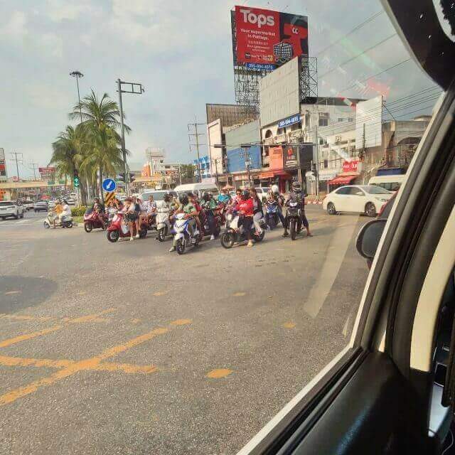 Mit Bolt durch Pattayas Straßen Blick aus einem Bolt-Auto auf Scooter und Motorräder an einer Kreuzung im Straßenverkehr von Pattaya
