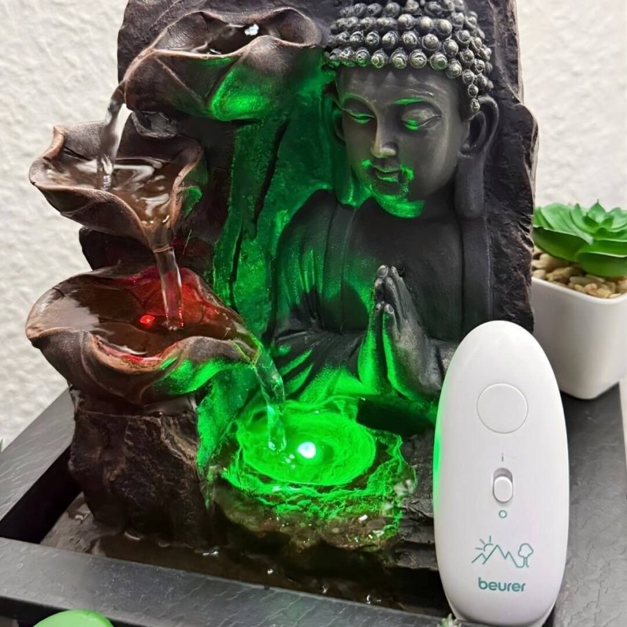 eurer BR 10 Insektenstichheiler - entspannt reisen trotz Mückenstichen in Thailand Beurer BR 10 Insektenstichheiler vor einem Buddha-Wasserfall - dekorativ inszeniert als Reisebegleiter für Thailand