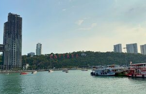 Hafenblick am Bali Hai Pier Bali Hai Pier mit Booten im Hafen und Pattaya City Schriftzug im Hintergrund