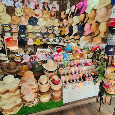 Souvenirstand mit Hüten, Stofftieren und kleinen Geschenkartikeln