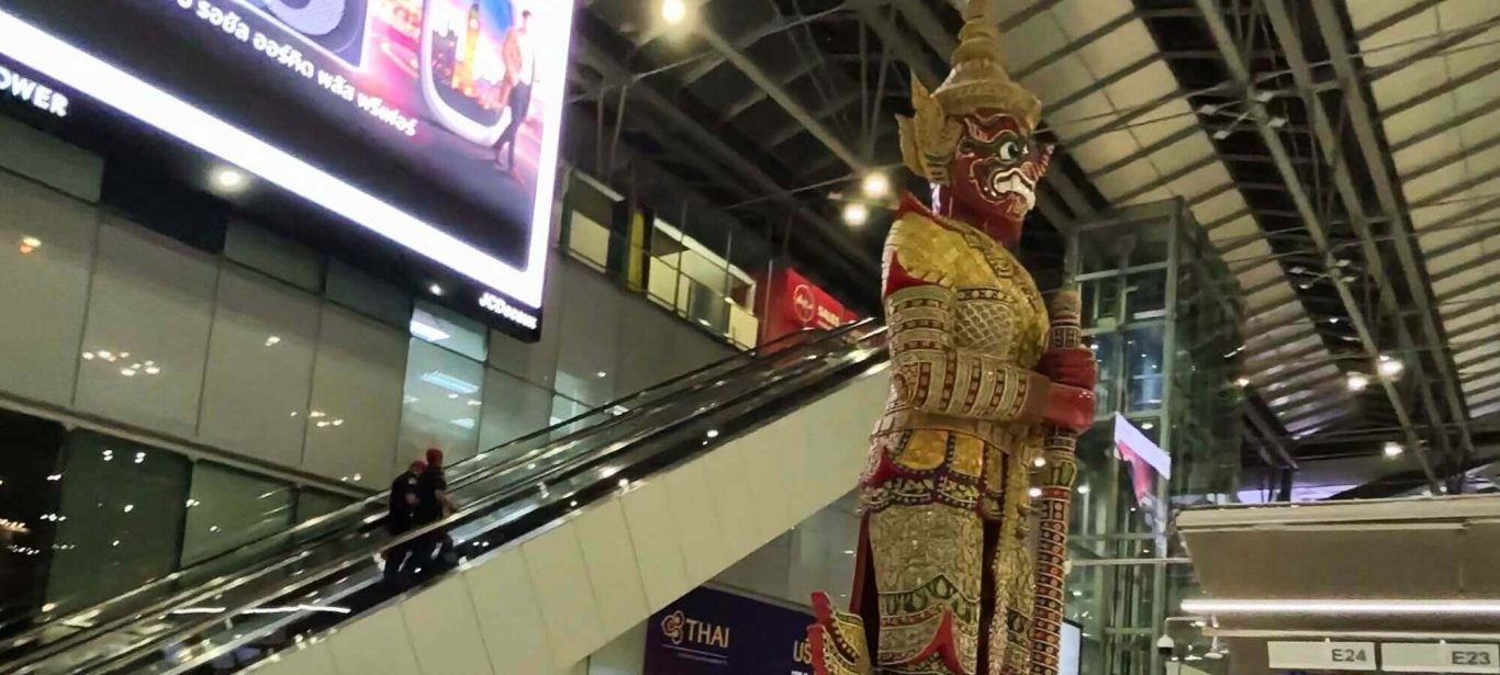 Yaksha Wächter am Suvarnabhumi Airport Yaksha Wächterstatue neben Rolltreppe im Terminal des Suvarnabhumi Airports in Bangkok