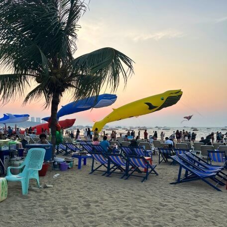Bunte Drachen beim Pattaya International Kite Festival am Strand von Pattaya