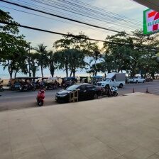 Blick über Jomtien in Richtung Strand mit Gebäuden und Küste im Hintergrund