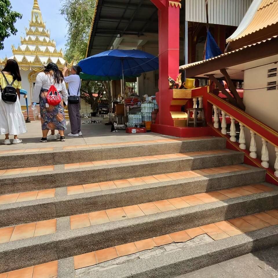 Tempelbesuch in Thailand Besucher an einem buddhistischen Tempel in Thailand