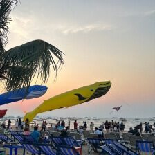 Bunte Drachen beim Pattaya International Kite Festival am Pattaya Beach