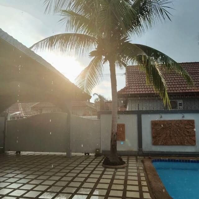 Poolbereich einer Unterkunft in Pattaya mit Palme und Terrasse