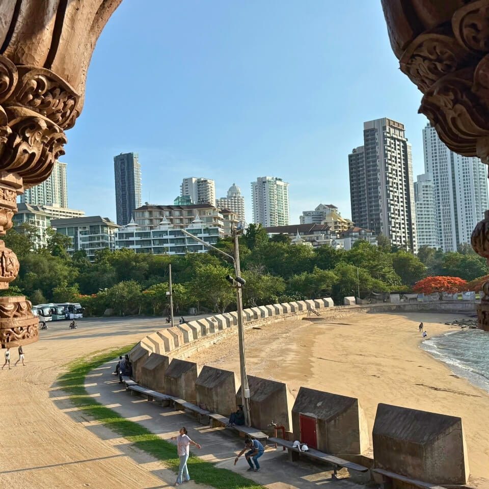 Pattaya Skyline vom Sanctuary of Truth Blick vom Sanctuary of Truth auf Strand und Skyline von Pattaya bei sonnigem Wetter