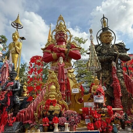 Schrein mit bunten Figuren, Blumen und Opfergaben