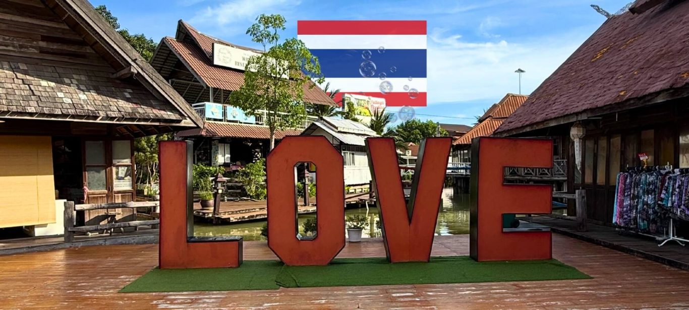 LOVE-Schriftzug mit Seifenblasen am Pattaya Floating Market vor thailändischer Kulisse