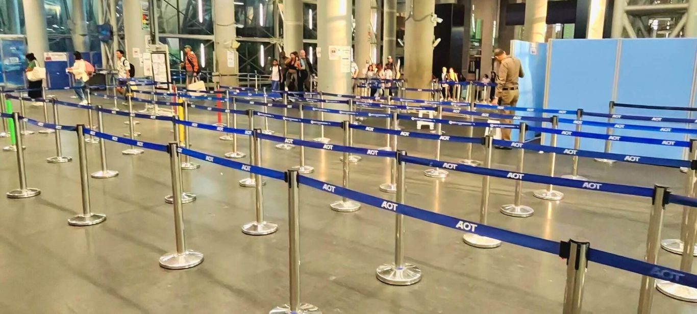 Thailand Einreise am Flughafen Einreisebereich am Flughafen in Thailand mit Absperrbändern vor der Passkontrolle