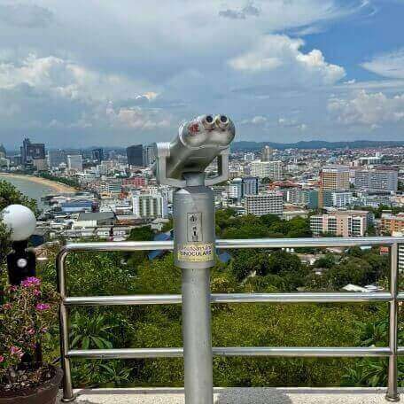 Aussicht über Pattaya vom Viewpoint mit fest installiertem Fernglas