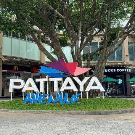 Pattaya Avenue an der Beach Road mit Shops und Restaurants