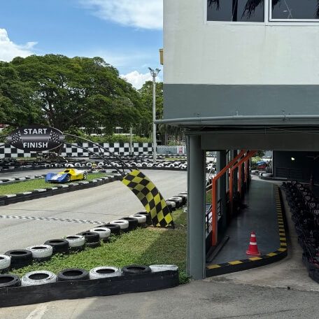 Easy Kart Rennstrecke mit Kurven, Reifenbegrenzung und Start Ziel Bereich