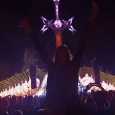 Festivalgelände von Tomorrowland mit Excalibur im Hintergrund