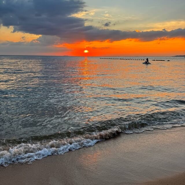 Sonnenuntergang über dem Meer an einem Strand in Thailand