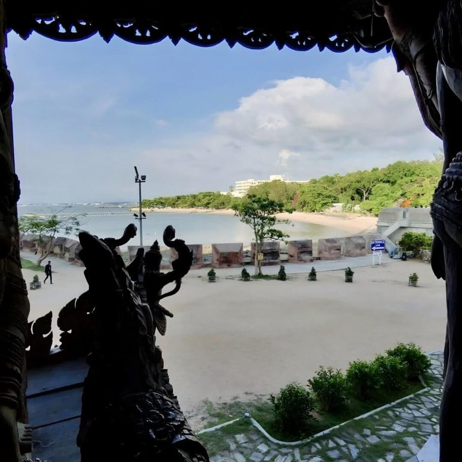 Blick vom Sanctuary of Truth auf den Wong Amat Beach in Pattaya mit Küstenlinie und Meer im Hintergrund