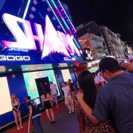 Shark GoGo Club auf der Walking Street in Pattaya mit beleuchtetem Eingang bei Nacht